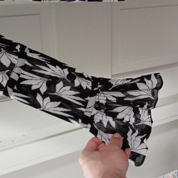 🆕️ 🖤Ann Taylor🖤 - Floral Pleated V-Neck L/S Top - Picture 6 of 12